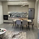 Bashllari's -10 Min Walk To Center Apartmán