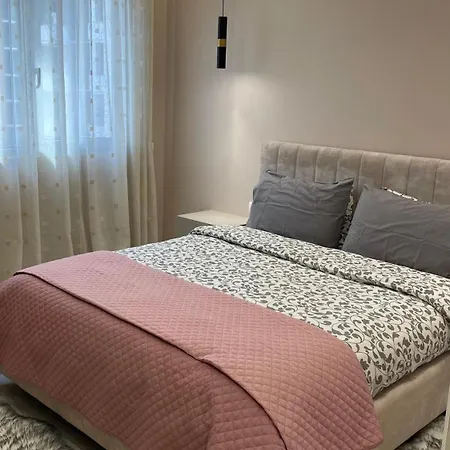 Apartamento Bashllari's -10 Min Walk To Center *